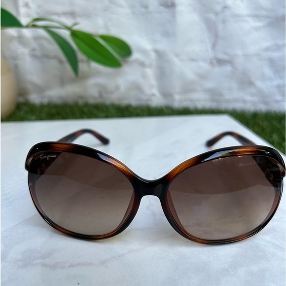 Salvatore Ferragamo Sunglasses
SF77OSA 214 Tortoise Brown
Gradient, new no box . - Picture 14 of 16